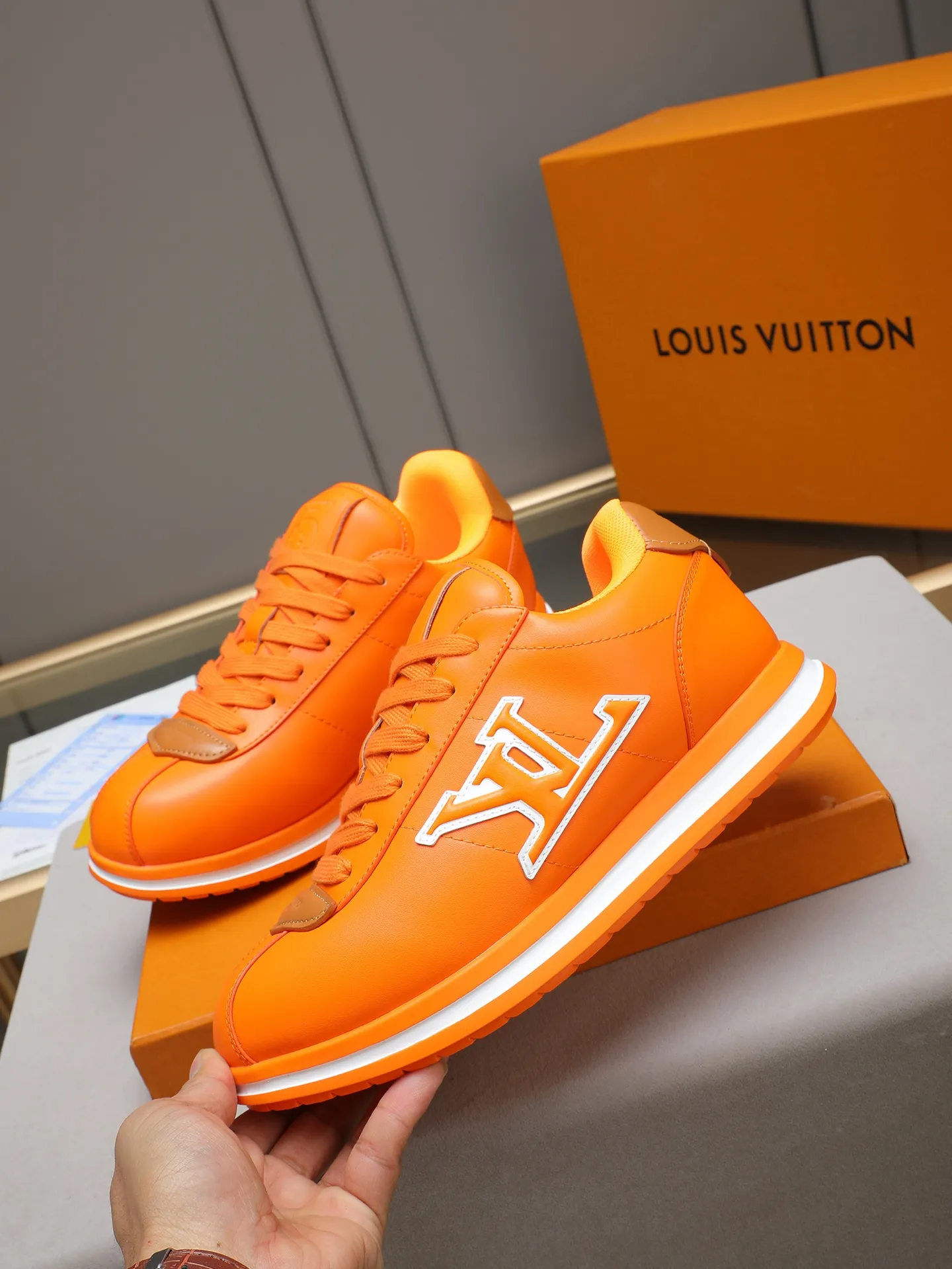 PP560 LV Louis Vuitton L Jialu Brand Runner Tatic Series Thick-soled Casual Sports Shoes Running Shoes Original purchase, development and production This LV Runner Tatic sports shoe combines technical materials such as mesh fabric and ribbons to interpret the inspiration of traditional mountaineering shoes. LV letters are written on one side, the lariat buckle of the quick lacing system is embellished with Monogram flowers and Louis Vuitton logos, and the light and wear-resistant rubber outsole completes the whole. ▪️Fabric: Original imported cowhide + mesh ▪️Inner lining: Original customized breathable mesh ▪️Sole: Original open-molded anti-slip rubber combination material ▪️Size: Men's 38-44 (customized for 45 and 46)